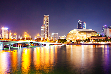 SINGAPORE, SINGAPORE - MARCH 2019: Esplanade bridge and esplanade theaters on the bay. Singapore