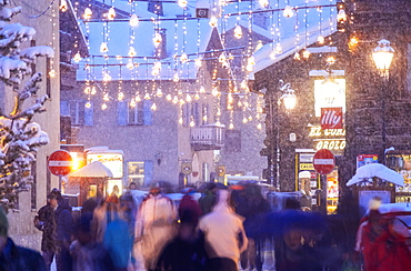 Busy street with tourists during snowfall, Livigno, Valtellina, Lombardy, Italy, Europe