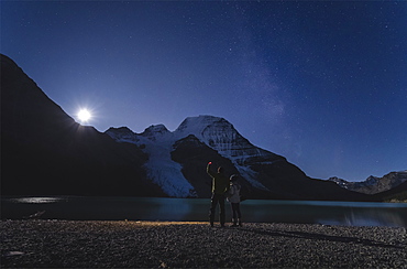 Couple watching moonrise over Mount Robson from the Berg Lake in the Mount Robson Provincial Park, UNESCO World Heritage Site, Canadian Rockies, British Columbia, Canada, North America