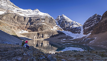 Hiker couple enjoying the view of Lake Oesa on the Alpine Circuit Trail at Lake O'Hara, Yoho National Park,UNESCO World Heritage Site, British Columbia, Canadian Rockies, Canada, North America