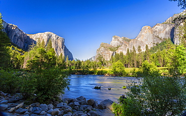 Merced River and El Capitan in Yosemite Valley, UNESCO World Heritage Site, California, United States of America, North America