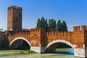 Ponte Castelvecchio, Castelvecchio brick and marble bridge with arches on the River Adige, Verona, Veneto, Italy, Europe