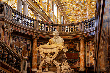 Basilica Papale di Santa Maria Maggiore church interior with statue of Pope Pius IX praying, UNESCO World Heritage Site, Rome, Lazio, Italy, Europe