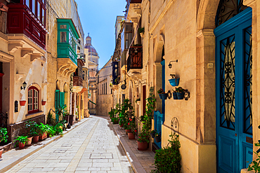 Traditional Maltese limestone buildings with coloured balconies in the vibrant alleys of the old city of Birgu (Citta Vittoriosa), Malta, Mediterranean, Europe