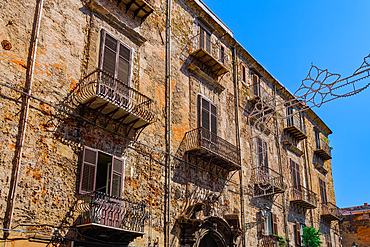 Via Vittorio Emanuele, traditional architecture of houses with iron balconies and wooden window shutters, Palermo, Sicily, Italy, Mediterranean, Europe