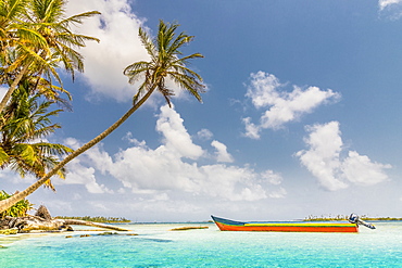 A colourful boat on the beautiful Island Pelicano in the San Blas Islands, Kuna Yala, Panama, Central America