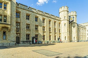 Queens Guards at Jewel House, The Tower of London, UNESCO World Heritage Site, London, England, United Kingdom, Europe