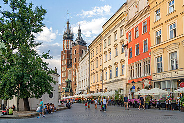 Street scene and St. Marys Basilica, UNESCO World Heritage Site, Krakow, Poland, Europe