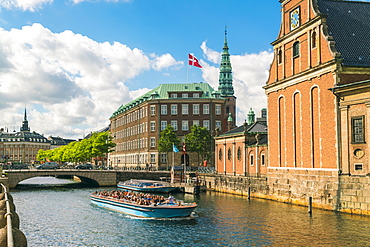 Holmenskanal beside the Borsen (Old Stock Exchange), Copenhagen, Denmark, Europe