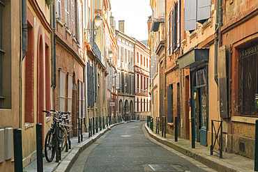 An alley in the heart of the old city of Toulouse, Haute-Garonne, France, Europe