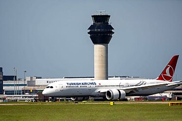 Turkish Airlines Boeing 787 Dreamliner landing at Manchester Airport, Manchester, UK