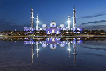 The Sheikh Zayed Grand Mosque in the blue hour, Abu Dhabi, United Arab Emirates, Middle East