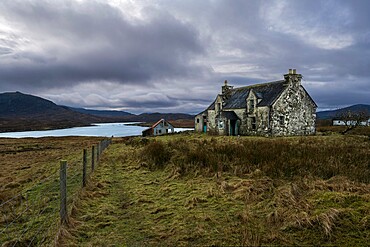 Abandoned croft house overlooking Loch Siophort and the Harris Hills, Arivruaich, Isle of Lewis, Outer Hebrides, Scotland, United Kingdom, Europe