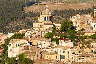 View over the sunlit rooftops of Ragusa Ibla, evening, dome of the Cathedral of San Giorgio prominent, Ragusa, UNESCO World Heritage Site, Sicily, Italy, Europe