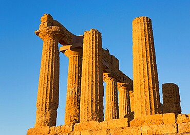 Sandstone columns of the Temple of Hera (Temple of Juno), in the UNESCO World Heritage Site listed Valley of the Temples, Agrigento, Sicily, Italy, Mediterranean, Europe