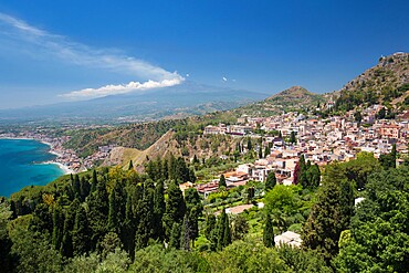 View over the town and coast from the Greek Theatre, Mount Etna in background, Taormina, Messina, Sicily, Italy, Mediterranean, Europe