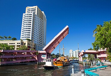 Boats on the New River passing beneath Andrews Avenue drawbridge, Downtown, Fort Lauderdale, Florida, United States of America, North America