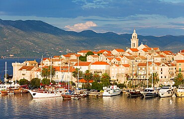 View over harbour to the Old Town, yachts moored beside quay, Korcula Town, Korcula, Dubrovnik-Neretva, Dalmatia, Croatia, Europe