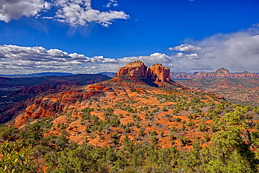 View of Cathedral Rock in Sedona from the HiLine Trail Vista, Arizona, United States of America, North America