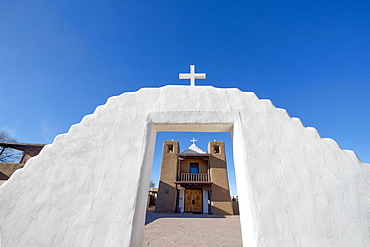 Adobe church at Taos Pueblo, UNESCO World Heritage Site, Taos, New Mexico, United States of America, North America