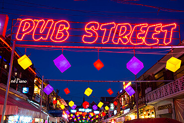 Pub Street, a night life hotspot, at night, in Siem Reap, Cambodia, Indochina, Southeast Asia, Asia