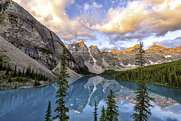 Sunrise at Lake Moraine, Banff National Park. UNESCO World Heritage Site, Alberta, Canadian Rockies, Canada, North America