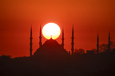 Sun perfectly aligned at sunset on Sultanahmet Camii Mosque dome, UNESCO World Heritage Site, Istanbul, Turkey, Europe