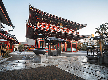 Sunrise at Hozomon Gate in the Senso-Ji Buddhist temple complex (Asakusa Kannon), Tokyo, Japan, Asia