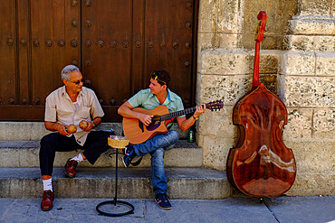 Street performers entertain the passers by, Havana, Cuba, West Indies, Central America