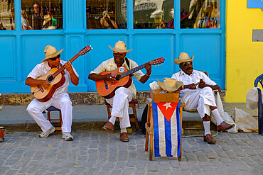 Street performers entertain the passers by, Havana, Cuba, West Indies, Central America