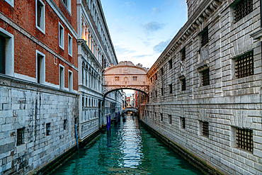 Bridge of Sighs over a Venice canal at sunset, Venice, UNESCO World Heritage Site, Veneto, Italy, Europe