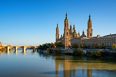 Basilica del Pilar Cathedral with stone bridge crossing Ebro River, Zaragoza, Aragon, Spain, Europe