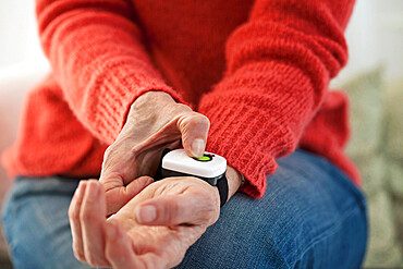 Emergency call services allow seniors living alone to alert a call center, thanks to a call button connected to the telephone