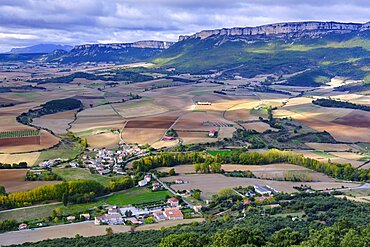 Countryside from Lazkua viewpoint and Loquiz Sierra at background.
Tierra Estella county, Navarre, Spain, Europe.