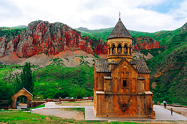 Noravank Monastery and the red mountains of Vayots Dzor, Armenia (Hayastan), Caucasus, Central Asia, Asia