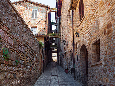 A typical street full of arches in Montefalco's old town, Montefalco, Umbria, Italy, Europe