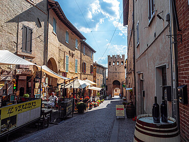 The main street in Montefalco with the entrance gate at the end of it, Montefalco, Umbria, Italy, Europe