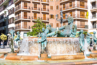 La Fuente del Turia, water fountain and statues in commemoration of the Turia River, Plaza de la Virgen, Valencia, Spain, Europe