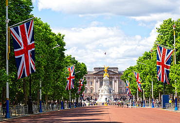 View along The Mall towards Victoria Memorial and Buckingham Palace, London, England, United Kingdom, Europe