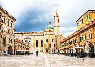 The Church of San Francesco (Basilica di San Francesco), Piazza del Popolo, Ascoli Piceno, Marche, Italy