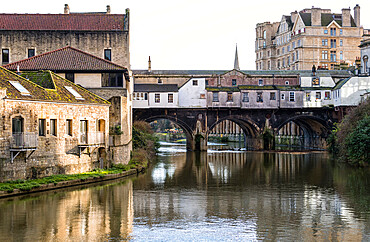 View of the Pulteney Bridge over River Avon from the north side, Bath, UNESCO World Heritage Site, Somerset, England, United Kingdom, Europe