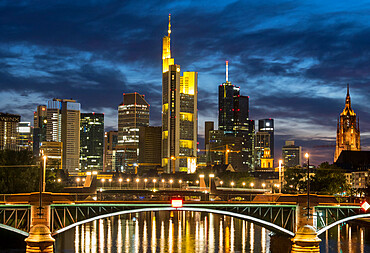 The River Main, Ignatz Bubis Bridge, Dom Cathedral and Frankfurt city skyline, Frankfurt, Hesse, Germany, Europe