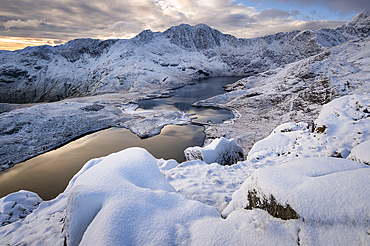 Y Lliwedd, Llyn Llydaw and the Miners Track route to Snowdon in winter, Cwm Dyli, Eryri, Snowdonia National Park, North Wales, United Kingdom, Europe