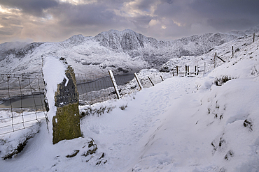 Snowdon Obelisk Waymarker Post, Llyn Llydaw and Y Lliwedd in winter from the PYG Track, Snowdonia National Park, Eryri, North Wales, United Kingdom, Europe