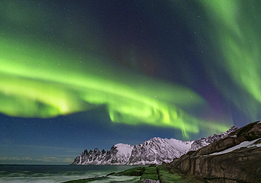 The Aurora Borealis (Northern Lights) over The Devils Jaw (The Devils Teeth), Oskornan mountains, Tungeneset, Senja, Troms og Finnmark County, Norway, Scandinavia, Europe