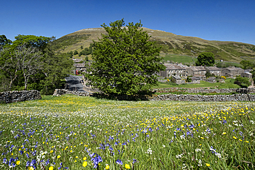 The Village of Thwaite backed by Kisdon Hill in summer, Swaledale, Yorkshire Dales National Park, Yorkshire, England, United Kingdom, Europe