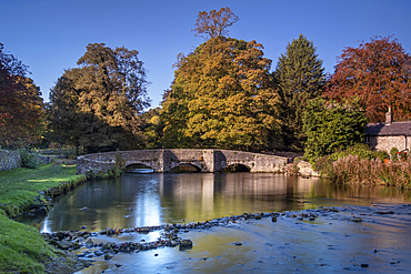 Sheepwash Bridge and the River Wye in autumn, Ashford in the Water, Peak District National Park, Derbyshire, England, United Kingdom, Europe