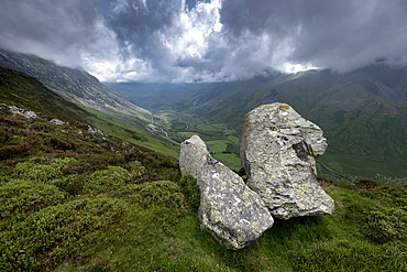 Twin Erratic boulders high above Nant Ffrancon valley, Snowdonia National Park, Eryri, North Wales, UK