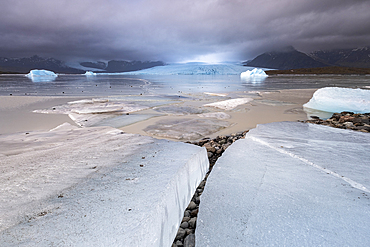 Ice Blocks at Fjallsárlón Iceberg Lagoon backed by the Fjallsjökull Glacier, Vatnajökull National Park, Southern Iceland, Europe