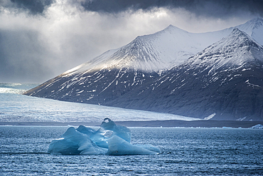 Iceberg on Jökulsárlón Iceberg Lagoon backed by the Breiðamerkurjökull Glacier, Vatnajökull National Park, Southern Iceland, Europe
